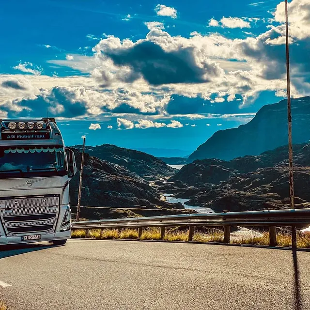 Lastebil på vei langs fjord